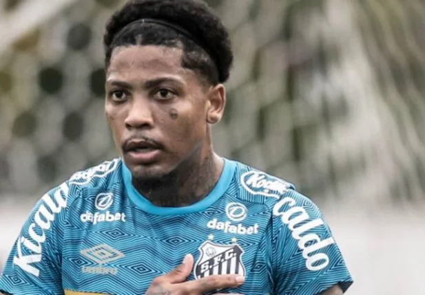 O atacante Marinho está entre os atletas do Santos que testaram positivo para a covid