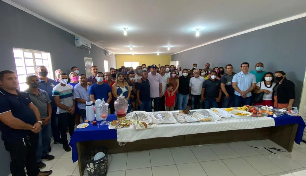 O deputado João Màdison ladeado por lideranças