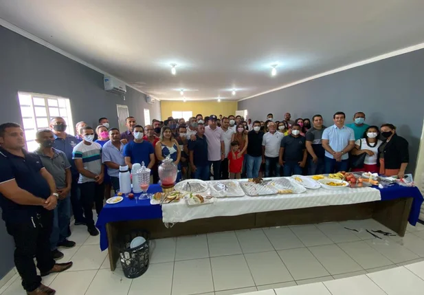 O deputado João Màdison ladeado por lideranças
