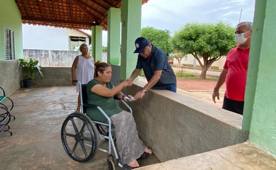 O deputado visitou populares