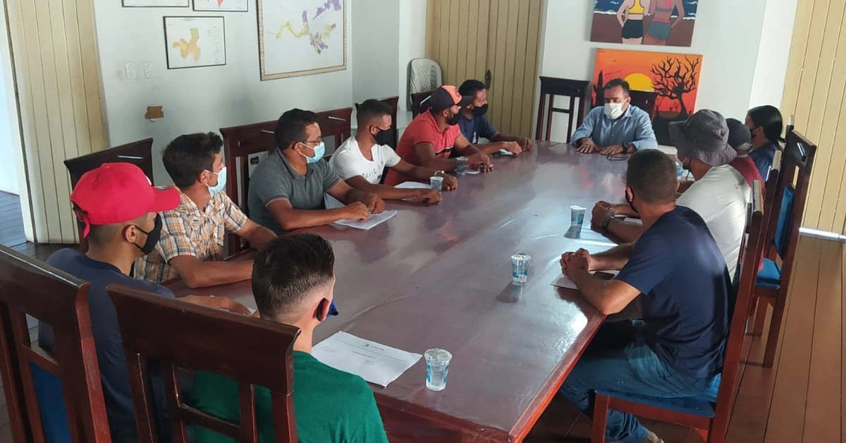 o prefeito José Raimundo, o secretário Edelto Sousa e a equipe de técnicos agrícolas da Secretaria Municipal de Agricultura estiveram reunidos