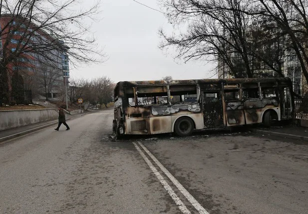 Ônibus incendiado no Casaquistão