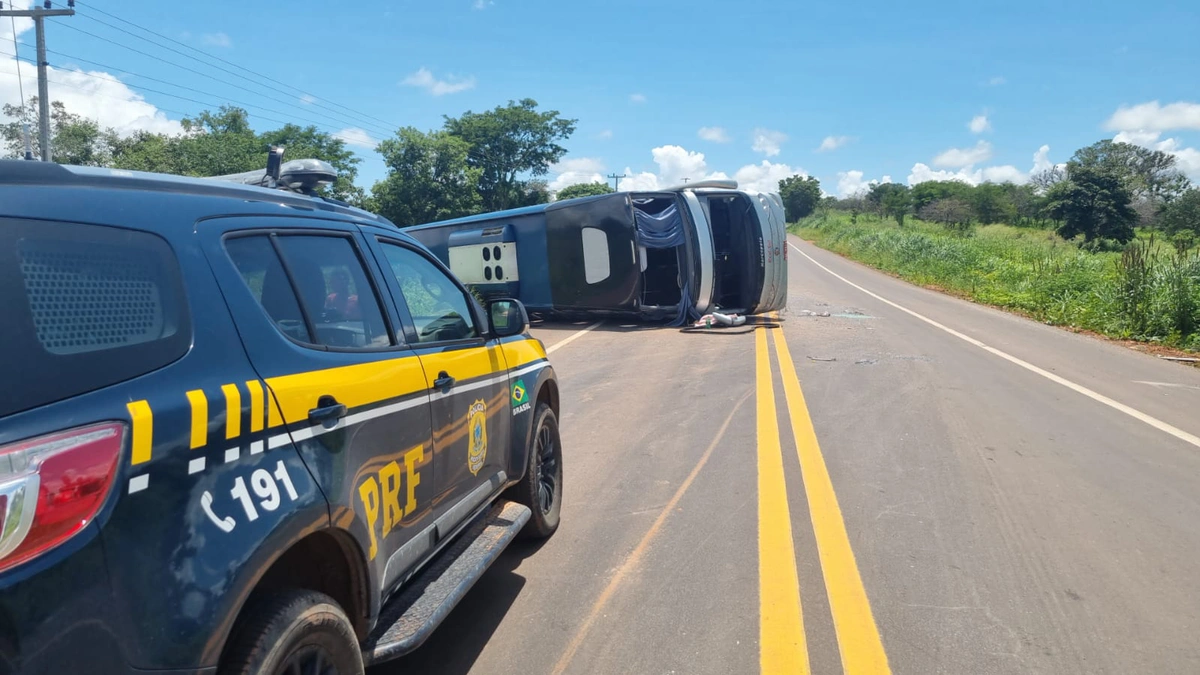 Ônibus tomba e deixa passageiros feridos na BR 135
