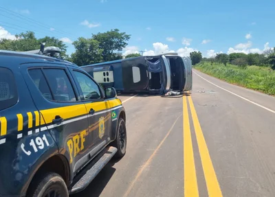 Ônibus tomba e deixa passageiros feridos na BR 135