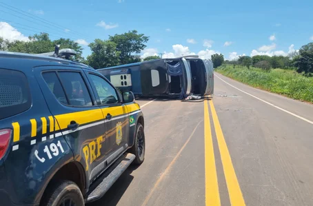 Ônibus tomba e deixa passageiros feridos na BR 135