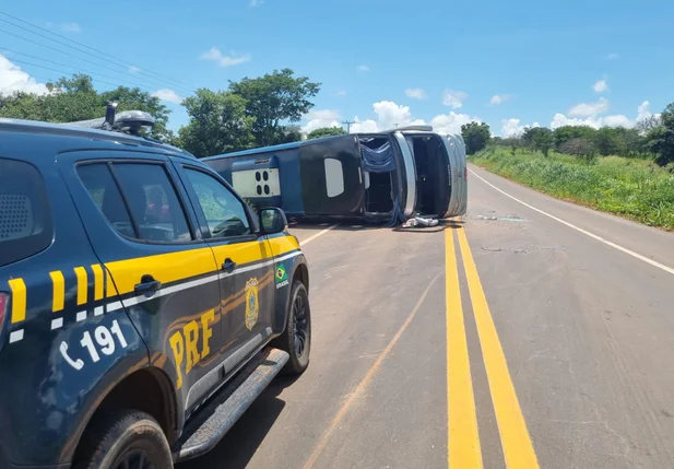 Ônibus tomba e deixa passageiros feridos na BR 135