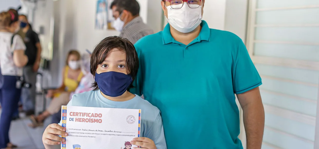 Pai com o filho vacinado