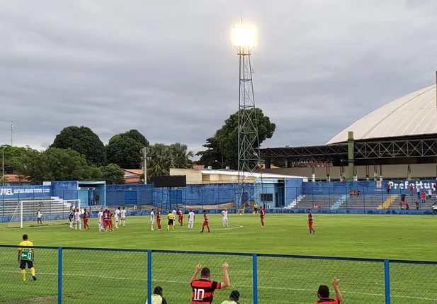 Partida entre Flamengo-PI e 4 de Julho aconteceu no Lindolfo Monteiro