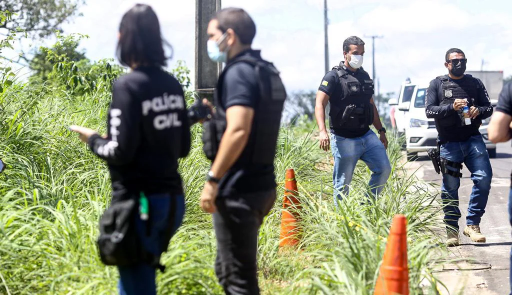 Perícia no local onde o corpo foi encontrado