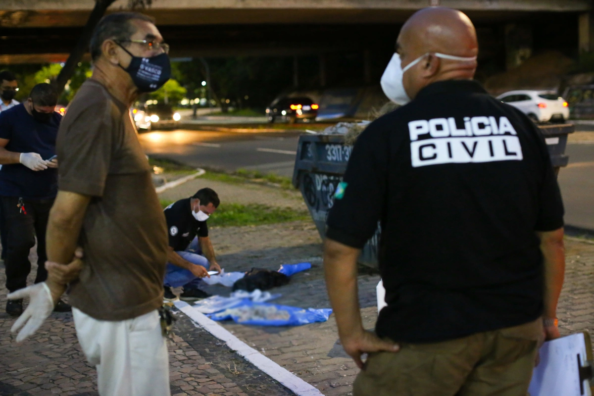 Polícia fazendo o procedimento