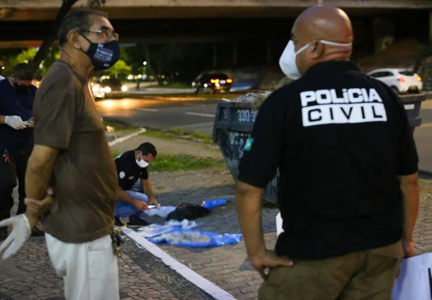 Polícia fazendo o procedimento