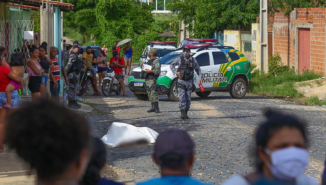 Polícia militar fazendo os procedimentos