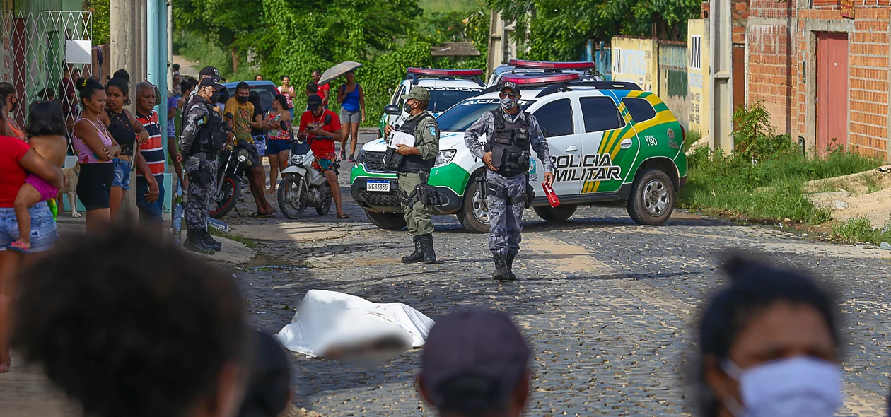 Polícia militar fazendo os procedimentos