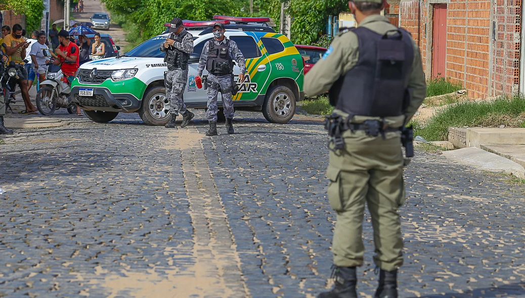 Polícia militar no local
