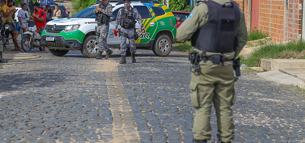 Polícia militar no local