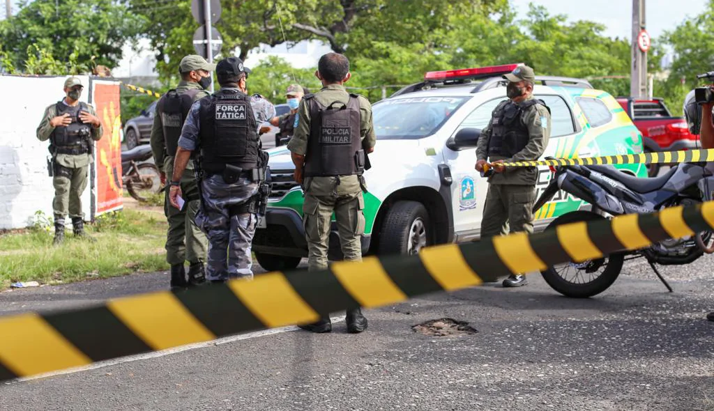 Policiais militares no local do crime