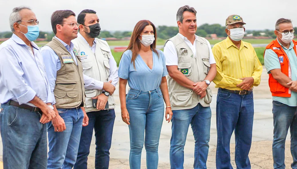 Políticos visitaram bairros alagados