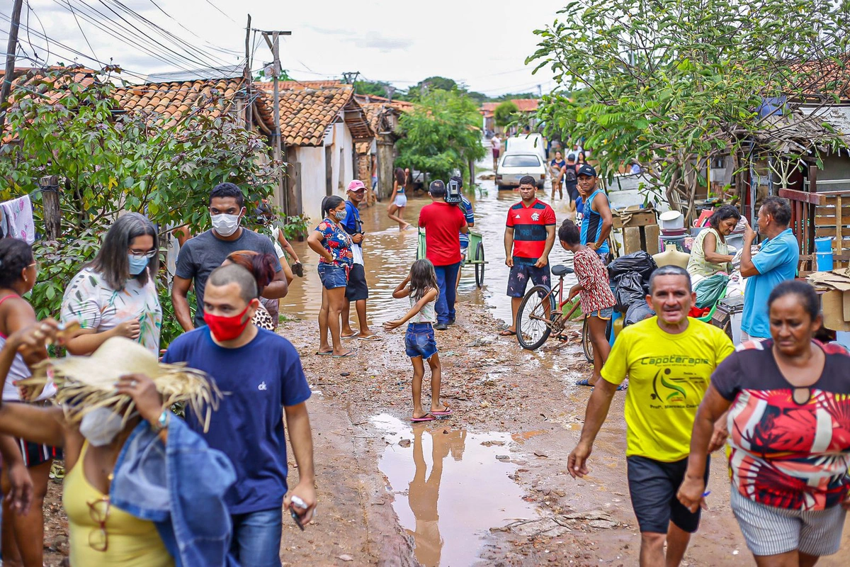 População ficou desabrigada após fortes chuvas no bairro Mafrense