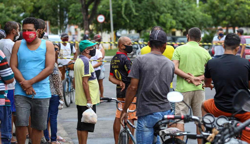 Populares próximo ao local onde ocorreu o crime