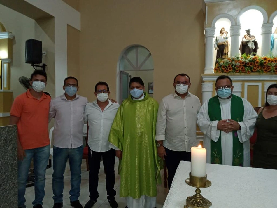 Prefeito de Beneditinos durante missa