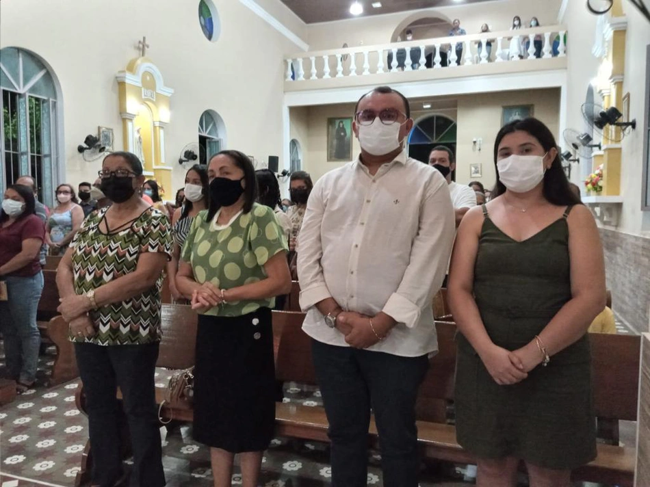 Prefeito de Beneditinos participa de missa