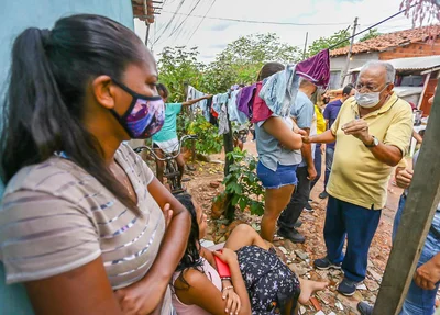 Prefeito Dr. Pessoa visita famílias desabrigadas pelas chuvas