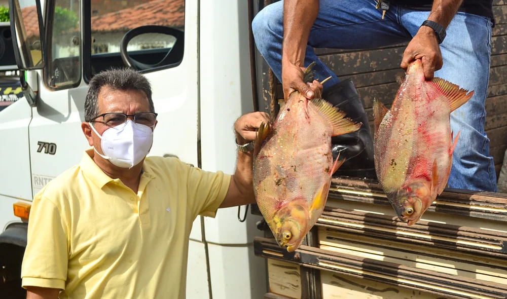 Prefeito Genival Bezerra entrega peixes