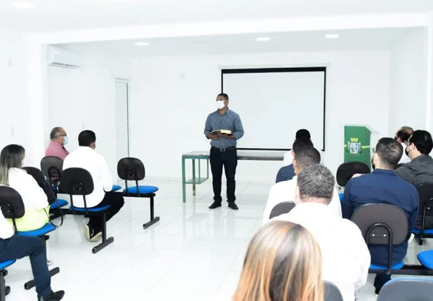 Prefeito Joel Rodrigues reúne secretários para momento de oração