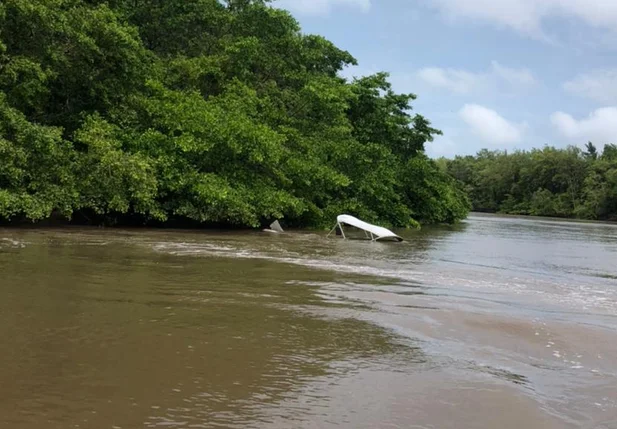 Prefeito resgata família após naufrágio no litoral do Piauí