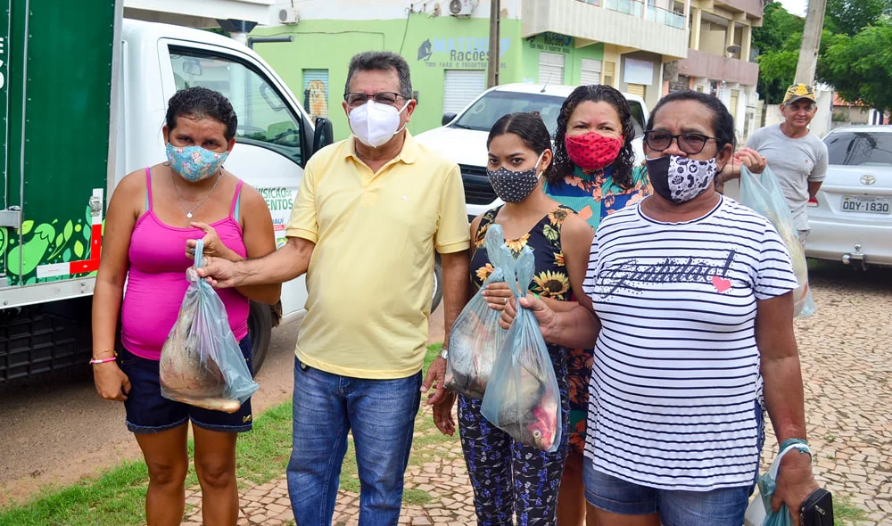 Prefeitura entrega de 2 toneladas de peixes