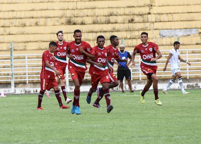 Ramon comemora gol aos 43' do primeiro tempo