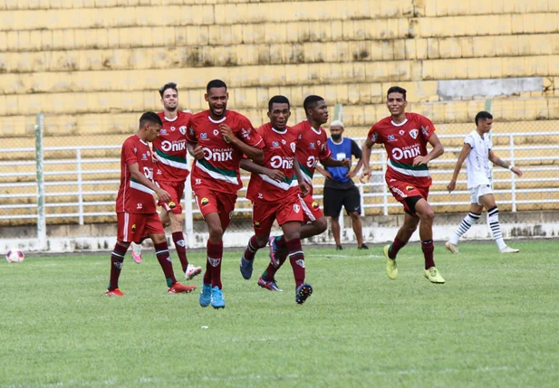 Ramon comemora gol aos 43' do primeiro tempo