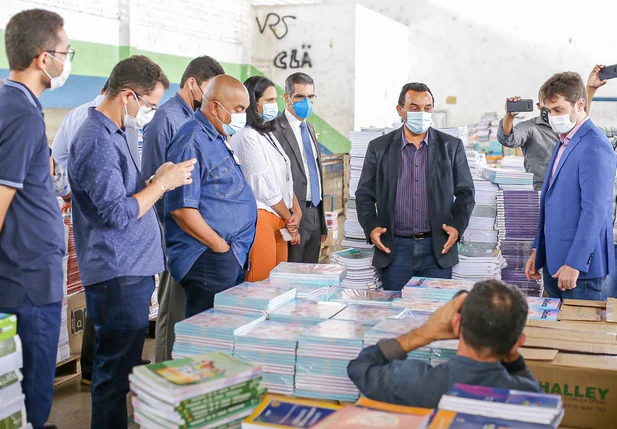 Representantes do TCU, TCE e MP vistoriam livros da Semec
