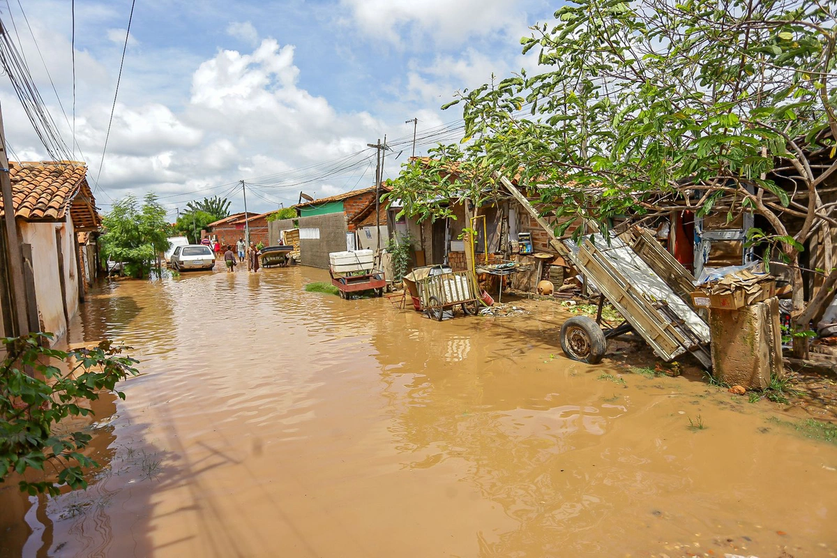 Rua alagada no bairro Mafrense