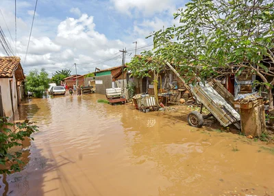 Rua alagada no bairro Mafrense