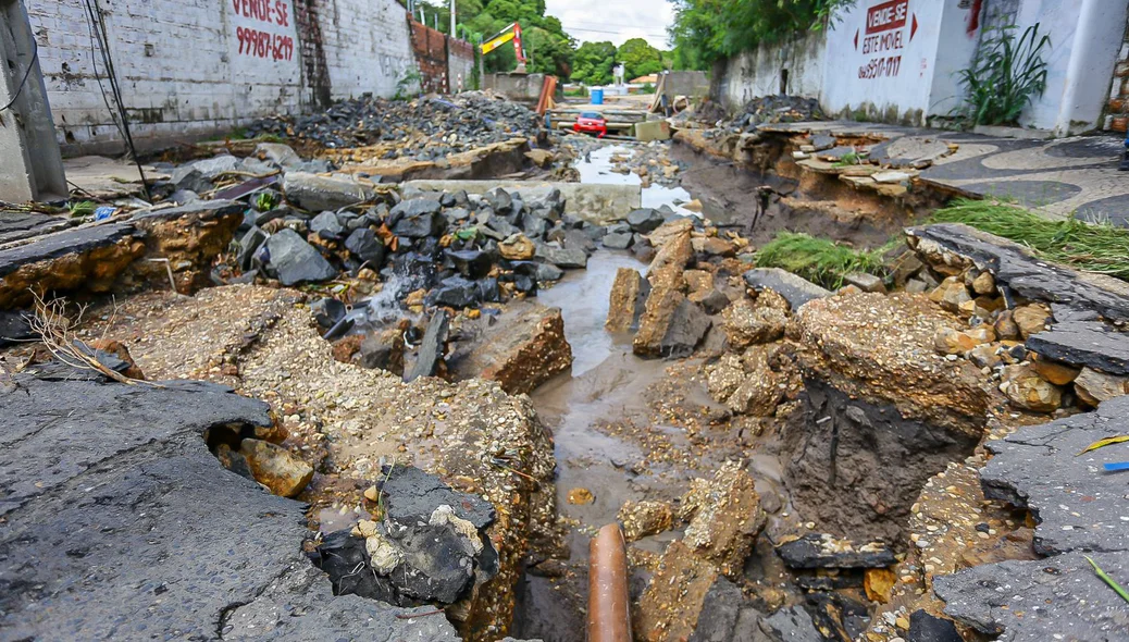 Rua está totalmente destruída