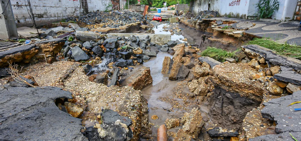 Rua está totalmente destruída