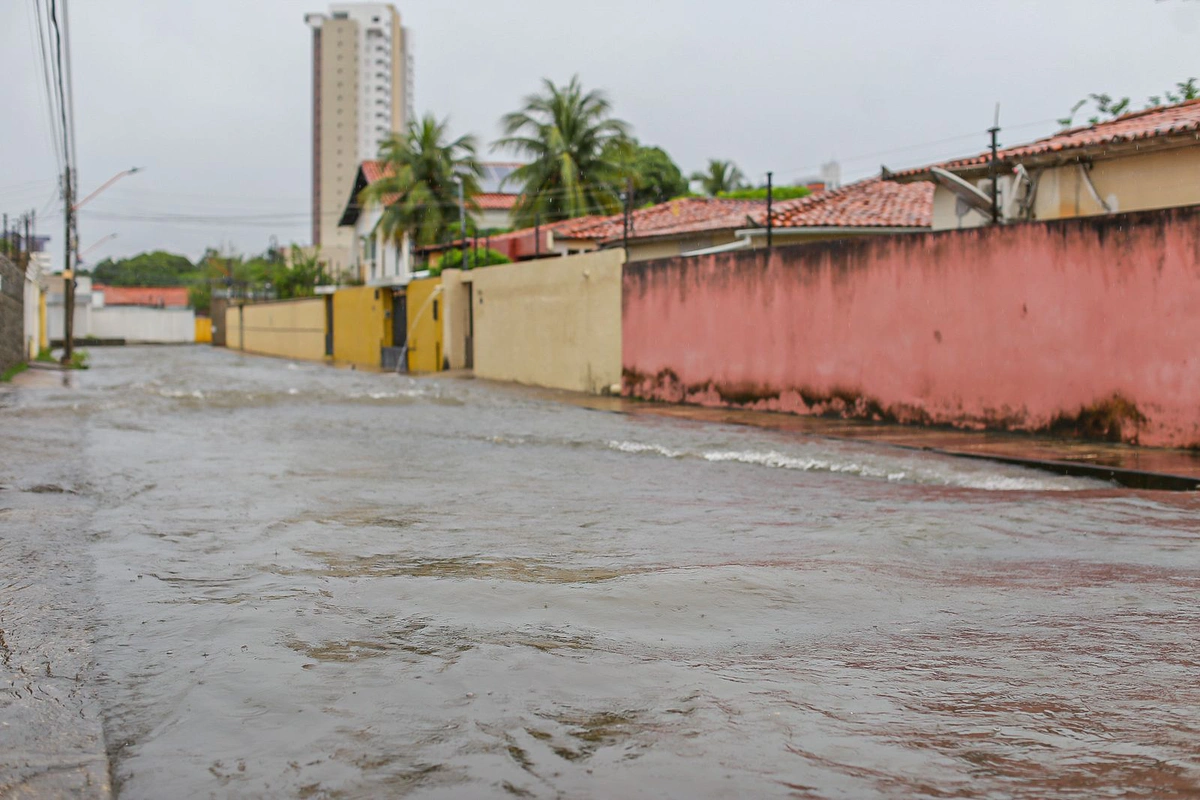 Ruas alagadas na zona leste de Teresina