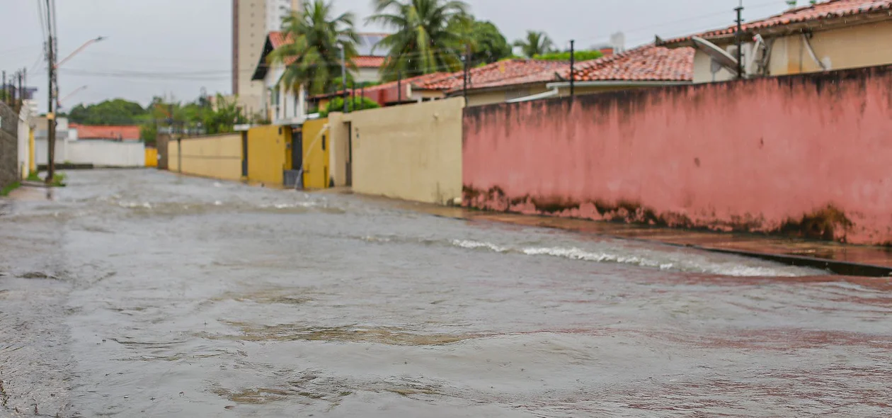 Ruas alagadas na zona leste de Teresina