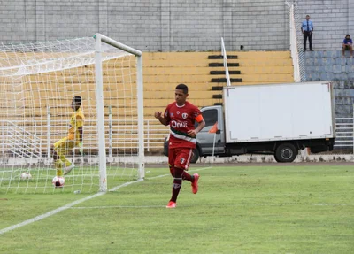 Samuel marcou dois gols na vitória do Flu