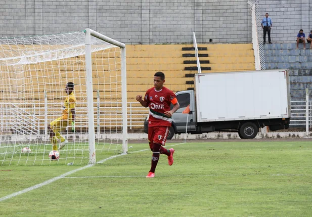 Samuel marcou dois gols na vitória do Flu