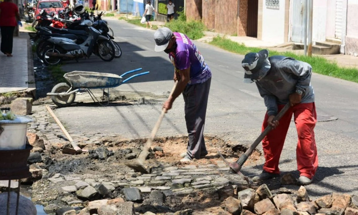 Secretaria Municipal de Infraestrutura na operação tapa-buraco