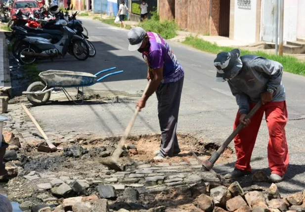 Secretaria Municipal de Infraestrutura na operação tapa-buraco