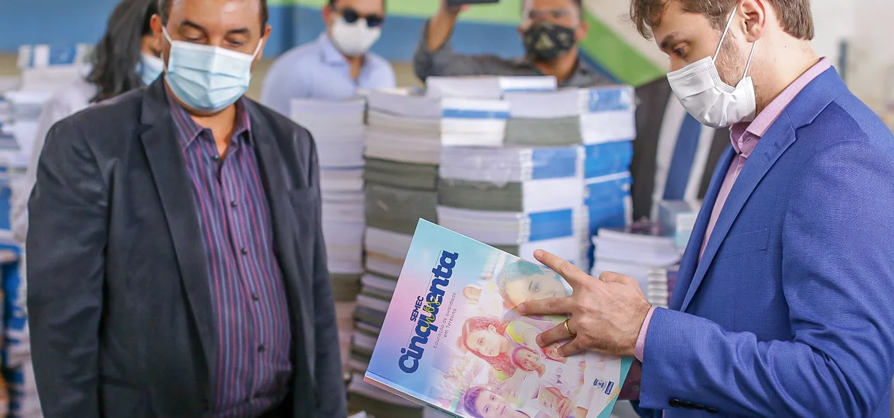 Secretário Nouga Cardoso mostrou livros guardados pela Semec
