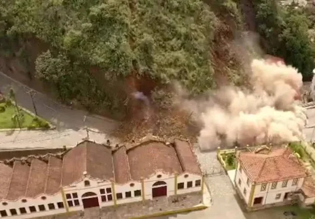 Soterramento de dois casarões em Ouro Preto/MG