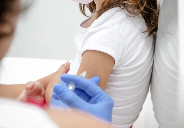 Vacina contra a covid sendo aplicada em criança
