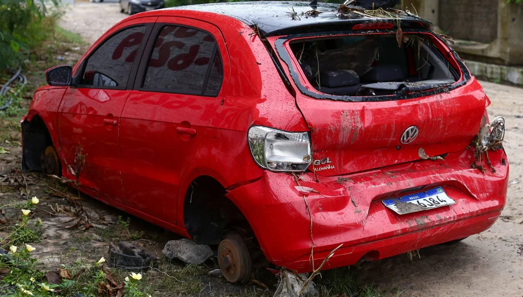 Veículo ainda foi saqueado por criminosos
