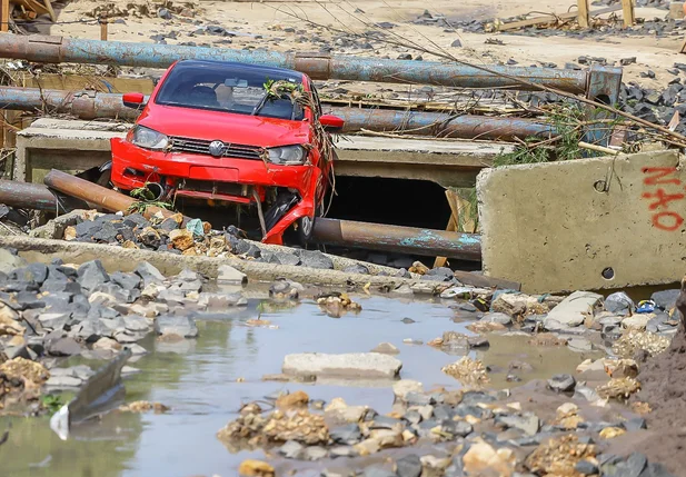 Veículo ficou totalmente destruído