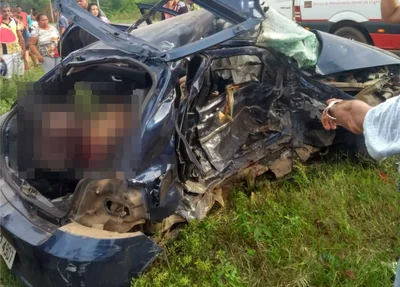 Veículo modelo Fiat Palio onde estavam vítimas que morreram