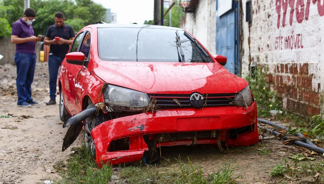 Veículo teve perda total após ser carregado pela correnteza
